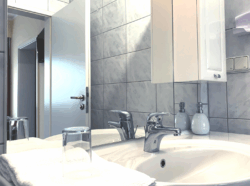 Waschbecken im Doppelzimmer