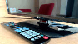 Fernseher mit Fernbedienung